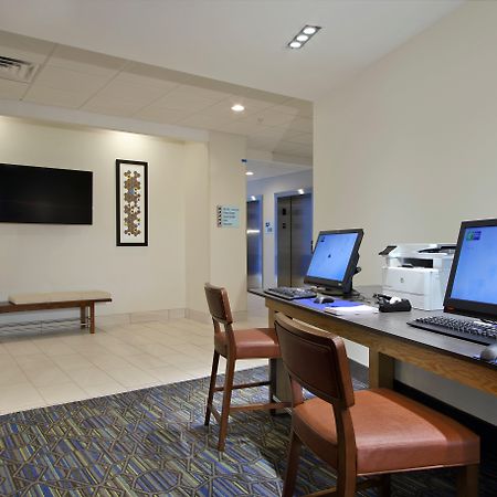 Holiday Inn Express & Suites Columbus North By Ihg Bagian luar foto